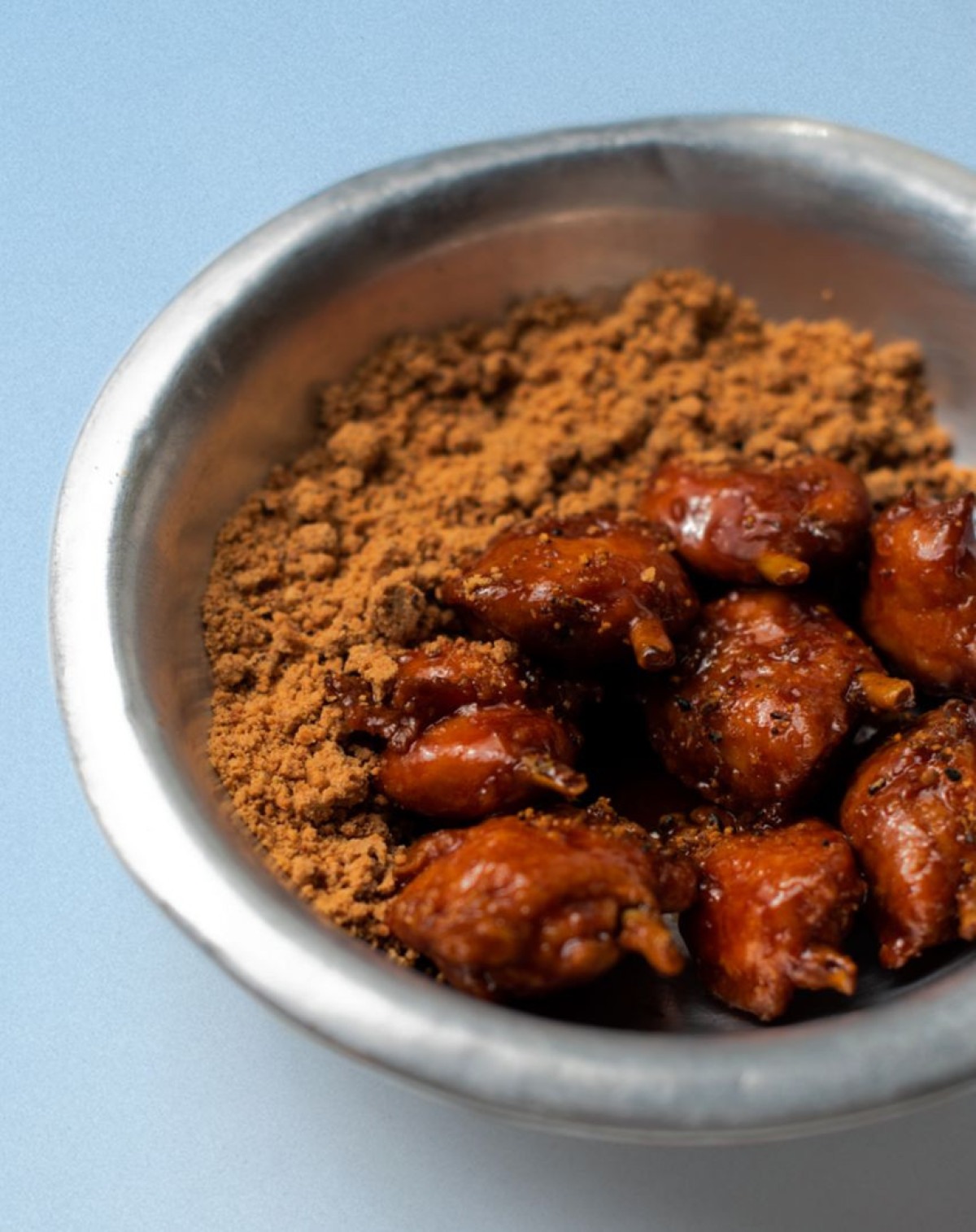Frango a paçoquinha da Cozinha Tupis mescla sabores mineiros e asiáticos Frango a paçoquinha da Cozinha Tupis mescla sabores mineiros e asiáticos