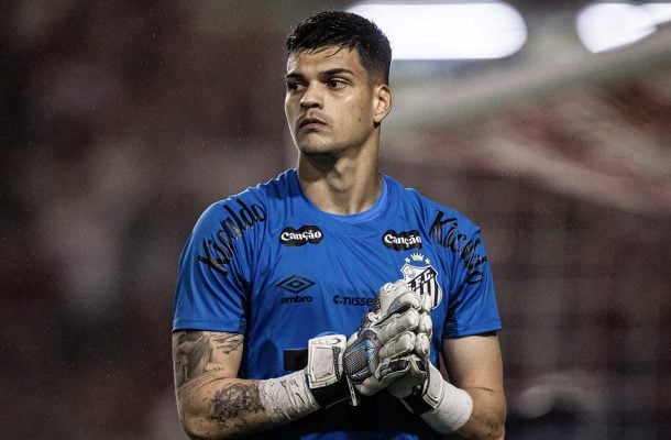 GABRIEL BRAZÃO - Mais uma atuação de altíssimo nível do goleiro do Santos. Fez defesas importantes em todos os momentos do jogo, incluindo antes do Peixe abrir o marcador e antes do gol da vitória. Quase pegou os dois pênaltis. NOTA 8,0. Foto: Raul Baretta/ Santos FC.