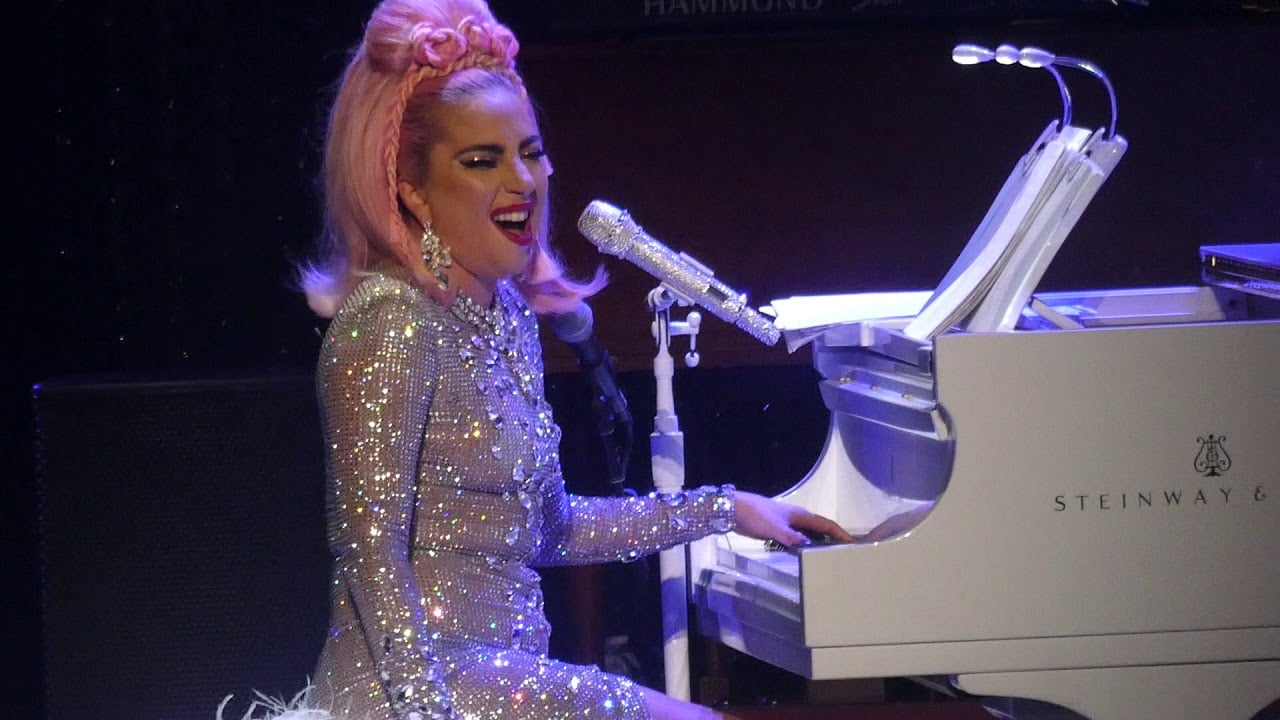 A performance de Lady Gaga no Brasil tem elementos da turnê do disco “Mayhem”, com cinco atos e cenografia teatral, definida pela cantora como “ópera gótica”. 


