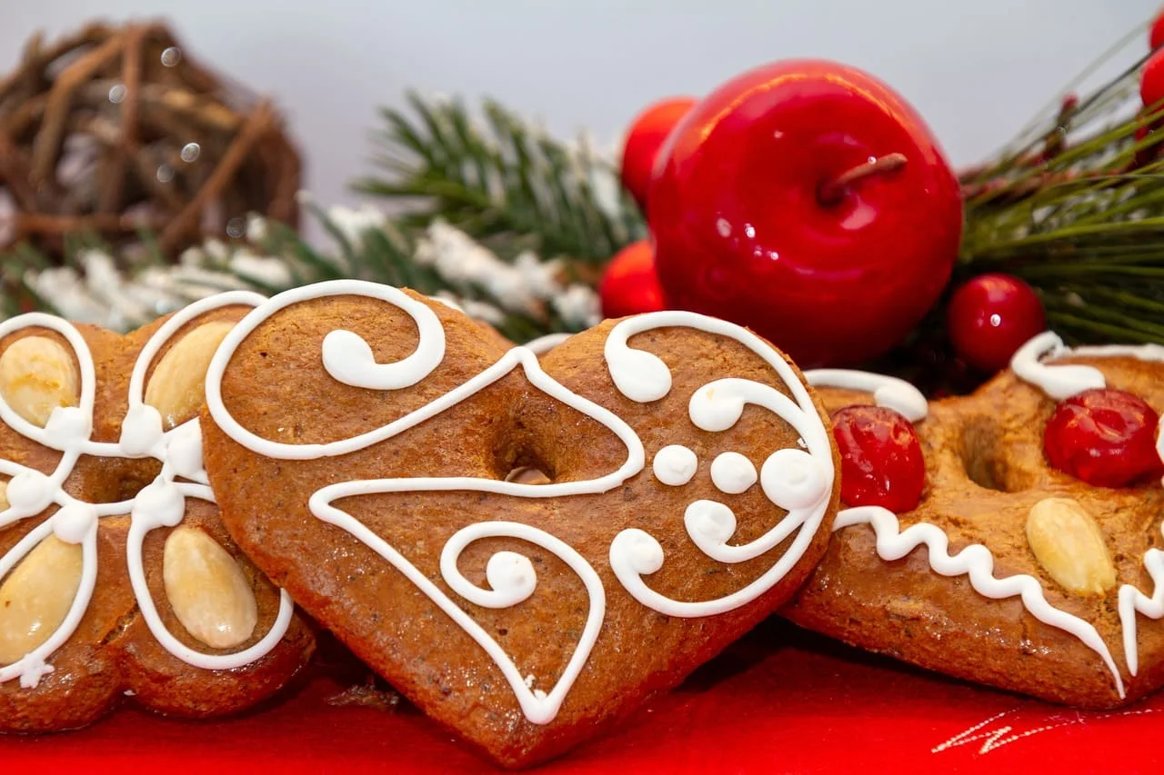 Na Alemanha, o porco é um dos principais símbolos de sorte no Dia dos Namorados. E é comum que eles sejam retratados nos presentes. Uma das tradições é o biscoito de gengibre 'Lebkuchen Haus', em forma de coração, decorado com glacé. -Pixabay