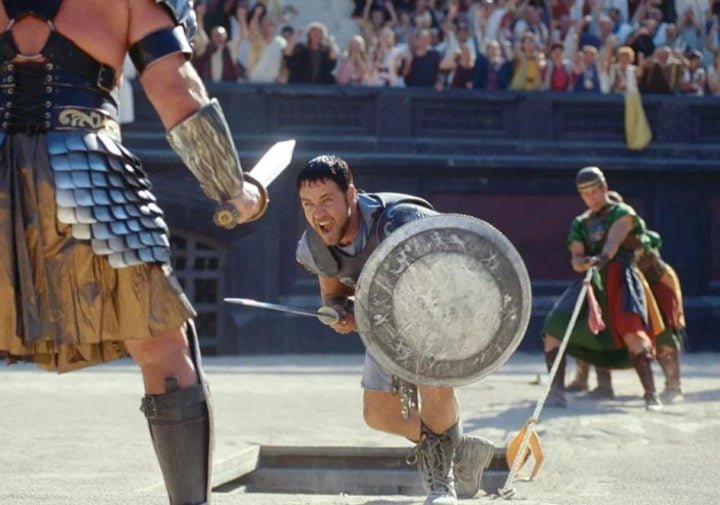 Gladiador (2001)
Dirigido por Ridley Scott, estrelado por Russell Crowe, Joaquin Phoenix e Connie Nielsen.
Um general romano Ã© traÃ­do e se torna gladiador, buscando vinganÃ§a contra o imperador corrupto que destruiu sua famÃ­lia. 