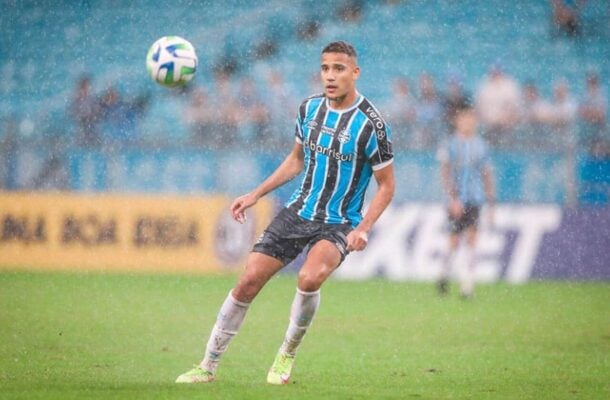 GUSTAVO MARTINS - Seguro na defesa, fez cortes importantes e foi eficiente nos duelos. Manteve a consistência durante toda a partida, sem se complicar nas jogadas. NOTA 6,0. Lucas Uebel/ Grêmio