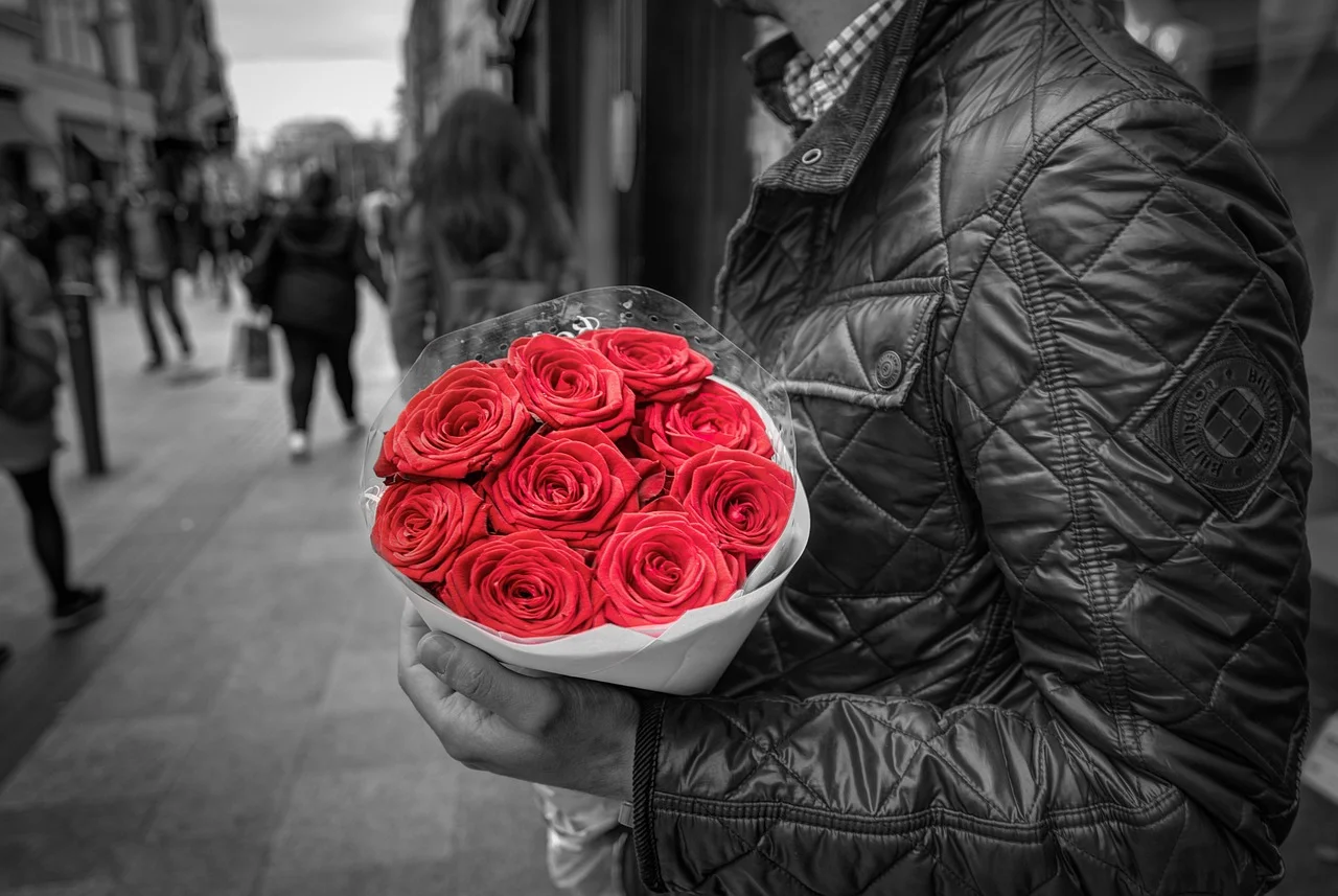 Curiosamente, as rosas vermelhas são muito procuradas, em diversos países, com o sentido de um presente romântico. É que a rosa é a flor associada à Deusa do Amor, Vênus, na Mitologia. E o vermelho é a cor que simboliza o amor e a paixão.-Imagem de Rudy and Peter Skitterians por Pixabay