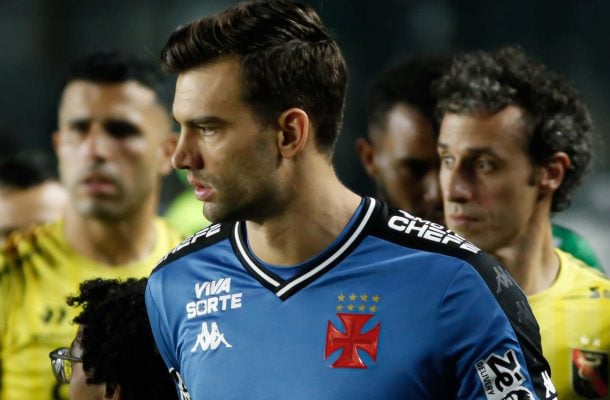 LÉO JARDIM -  Precisou jogar um pouco mais adiantado para evitar a bola longa são-paulina. E deu conta do recado. Mas deixou para trabalhar, de fato, no segundo tempo, quando fez duas boas defesas. Ainda precisou consertar recuo assustador de Lucas Freitas. Sem culpa no gol do São Paulo já nos acréscimos. NOTA 6,5 - Foto:  Matheus Lima/Vasco