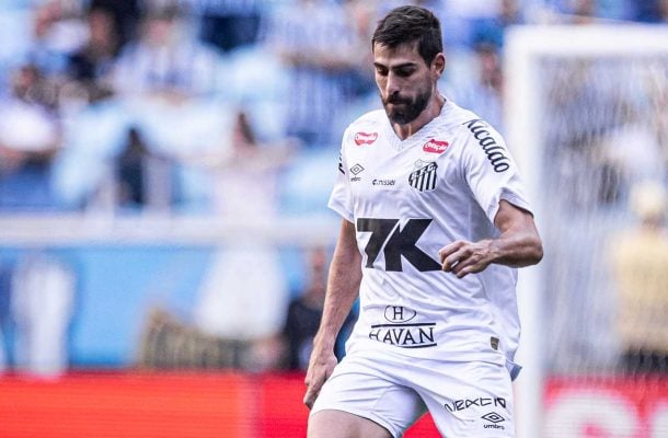 LUAN PERES - Ótimos cortes lá atrás. Também demonstrou calma em momentos sob pressão, saindo a bola com inteligência e sem afobação. NOTA 7,5. Foto: Raul Baretta/ Santos FC.