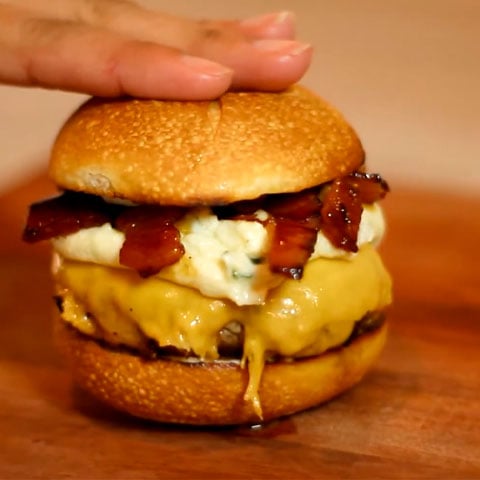 Esse hambúrguer gourmetizado leva ingredientes como mel de bacon, três queijos e molho chipotle (picante).