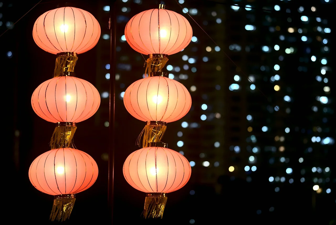 Na China o Dia dos Namorados Ã© celebrado no sÃ©timo dia do sÃ©timo mÃªs do calendÃ¡rio lunar.  O Festival Qixi, quando Ã© feita a comemoraÃ§Ã£o, serÃ¡ este ano no dia 10 de agosto.  Desde 2006, o Qixi Festival Ã© patrimÃŽnio cultural imaterial da China.-Pixabay