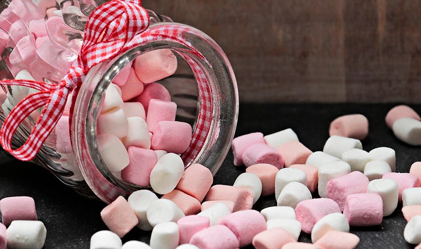 Além do chocolate, os marshmallows também são comuns em caixas de presente, acompanhados de balas, biscoitos, guloseimas em cor clara. 