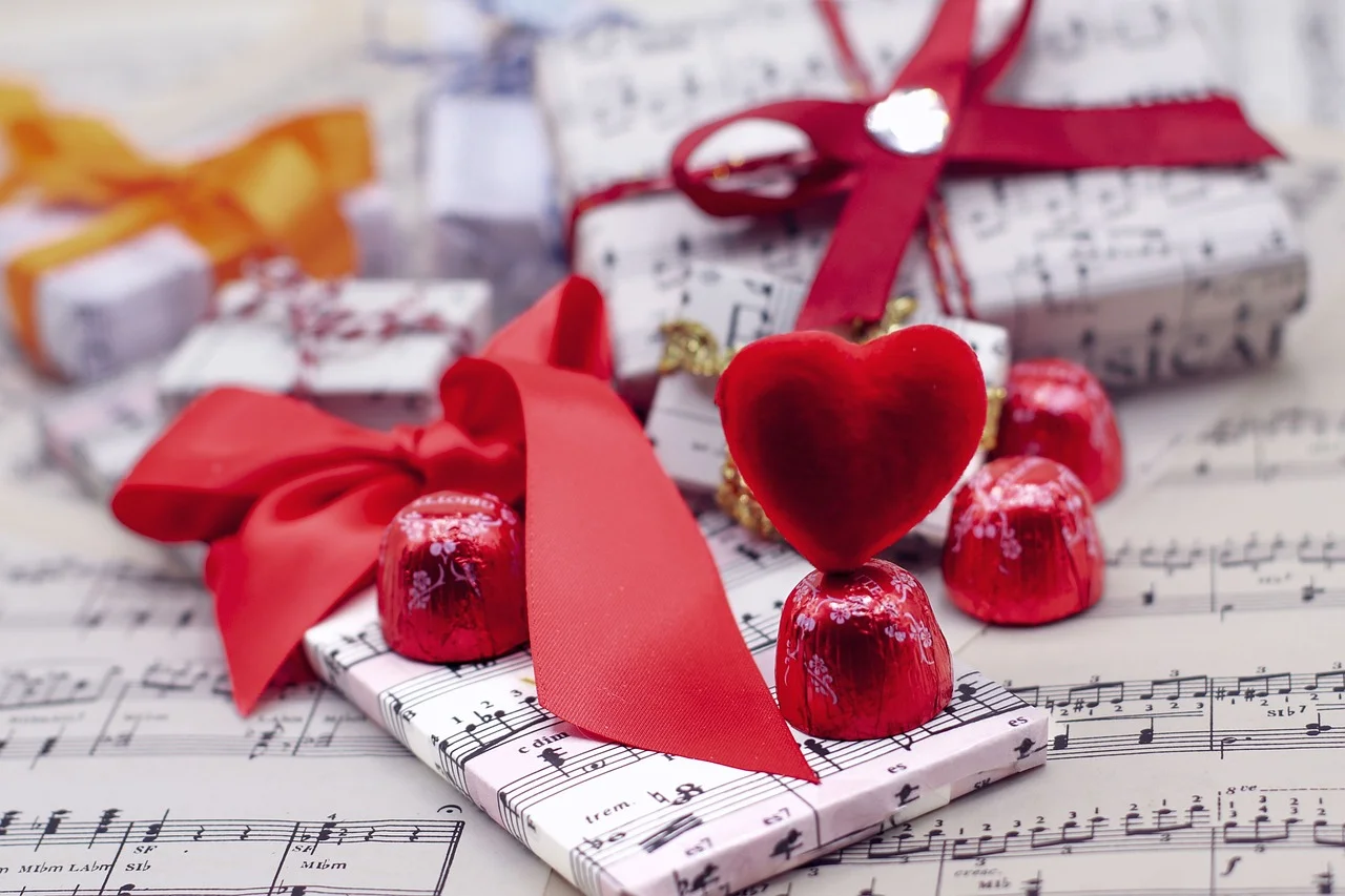 Os chineses também absorveram o costume ocidental dos presentes e costumam dar  flores, chocolates ou joias aos amados, além de um jantar romântico, por exemplo. -Imagem de Van3ssa  Desiré  Dazzy por Pixabay