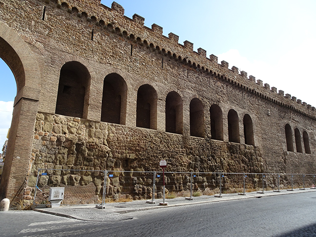 Durante séculos, os Sumos Pontífices tinham esse caminho de 10m de altura e 800m de comprimento para escapar de ameaças. O papa Alexandre VI, utilizou a passagem secreta em 1494, quando o rei de França, Carlos VIII, invadiu a cidade. O trajeto conecta o Palácio do Vaticano até a Fortaleza de Santo Ângelo
