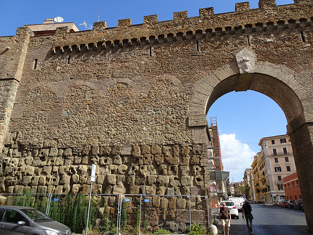 O Vaticano é uma cidade-estado dentro de Roma, capital da Itália, e a casa do Papa, chefe supremo da Igreja Católica. Devido à sua influência, foi construída no local uma passagem secreta para o líder religioso ter uma rota de fuga em caso de situação perigosa 