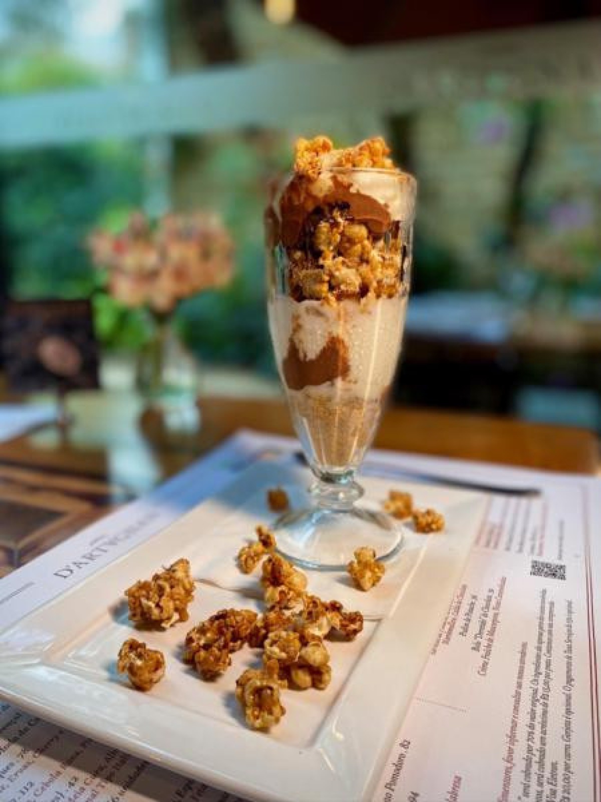 Sundae de pipoca do D'artagnan, sorvete de pipoca, mousse de chocolate e pipoca caramelizada Sundae de pipoca do D'artagnan, sorvete de pipoca, mousse de chocolate e pipoca caramelizada