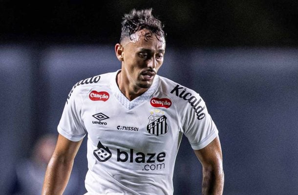 DIEGO PITUCA - Dava espaÃ§os no meio-campo e nÃ£o conseguia encontrar bons es para dar sequÃªncia aos ataques do Santos. NOTA 6,0. Foto: Raul Baretta/ Santos FC.