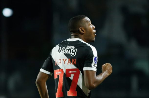 RAYAN -  O principal nome do Vasco na primeira etapa. Bastante participativo, fez boa arrancada em velocidade pelo meio, superou a marcação e acertou o chute para abrir o placar. Sempre que recebia a bola, produzia algo eficiente. Participou do segundo gol, pressionando a saída de bola e roubando de Enzo Díaz. Ainda teve outra chance em cabeceio para fora. NOTA 8,0 - Foto: Matheus Lima/Vasco