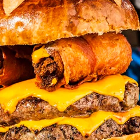 Batizado de "Destruidor", ele leva queijo cheddar, rolinhos de bacon crocante e molho especial. 