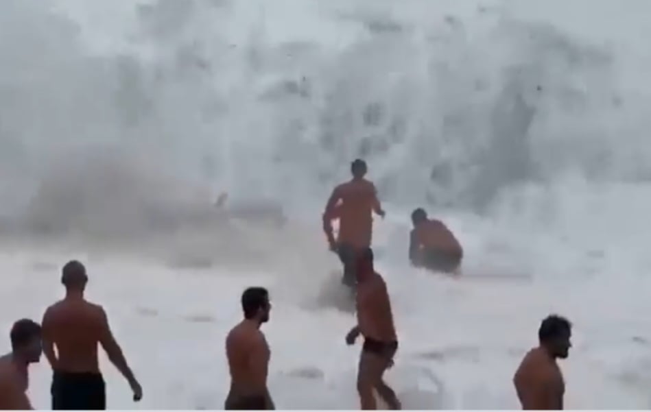 No vÃ­deo ouvem-se gritos de pessoas pedindo que todos saiam dali. O volume de Ã¡gua se torna perigoso.