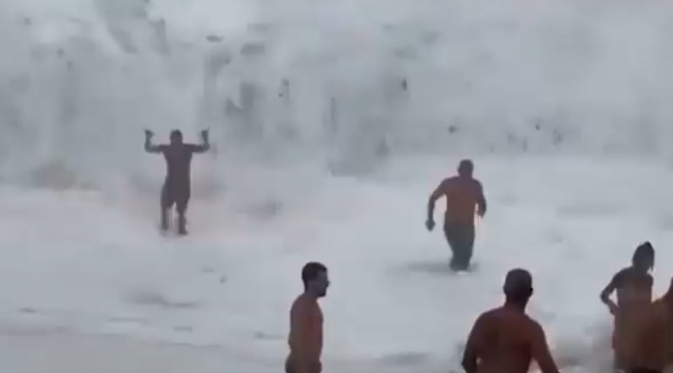Os salva-vidas tambÃ©m passaram a apitar em sinal de que todos deveriam se afastar com urgÃªncia da arrebentaÃ§Ã£o. 