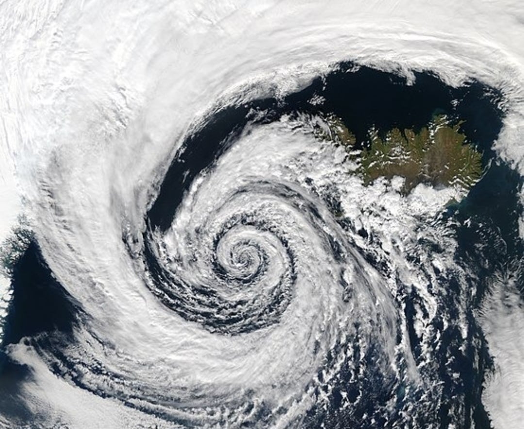 Meteorologistas explicam que esse fenÃŽmeno Ã© provocado por um ciclone extratropical, que  leva muita chuva e fortes rajadas de vento por onde passa.