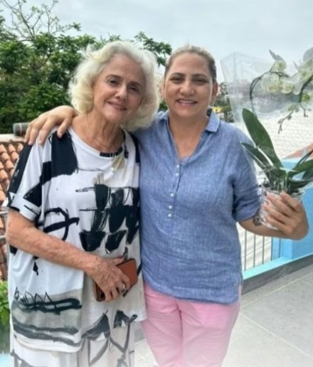 É que ela doou o material para a construção de novas casas e, com isso, permitiu a ajuda a outros artistas que ainda não haviam sido atendidos. Cida Cabral, administradora do Retiro, formalizou o que os próprios residentes já faziam: chamar o trecho de Vila Marieta Severo.