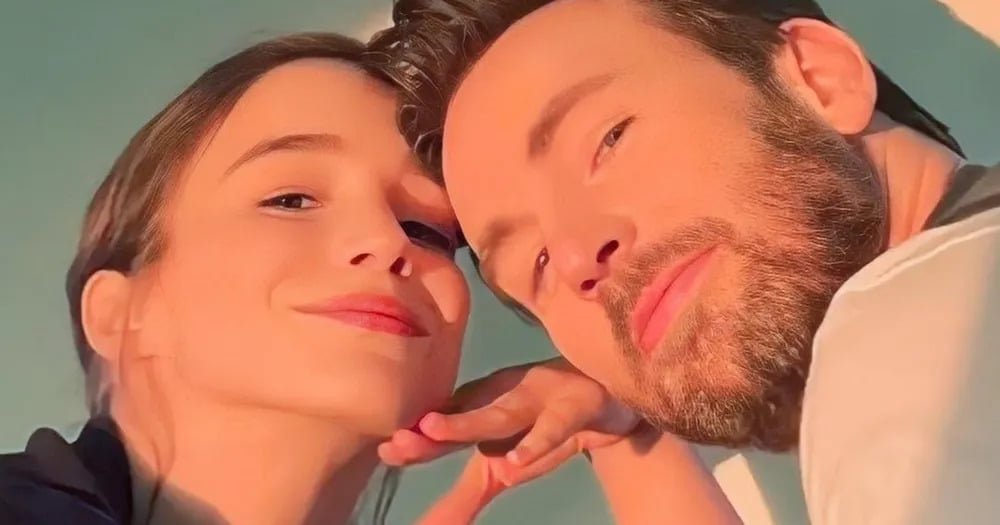 Chris Evans e Alba Baptista começaram a namorar em 2021, mas só tornaram a relação pública no ano seguinte, e, mesmo assim, de forma discreta. Ela nasceu em Lisboa em 10 de julho de 1997 e é filha de mãe portuguesa e pai brasileiro.
