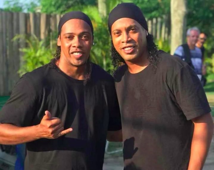 Ronaldinho Gaúcho – José Robson Batista é sósia do ex-jogador brasileiro. Esse encontro entre os dois aconteceu em 2020.