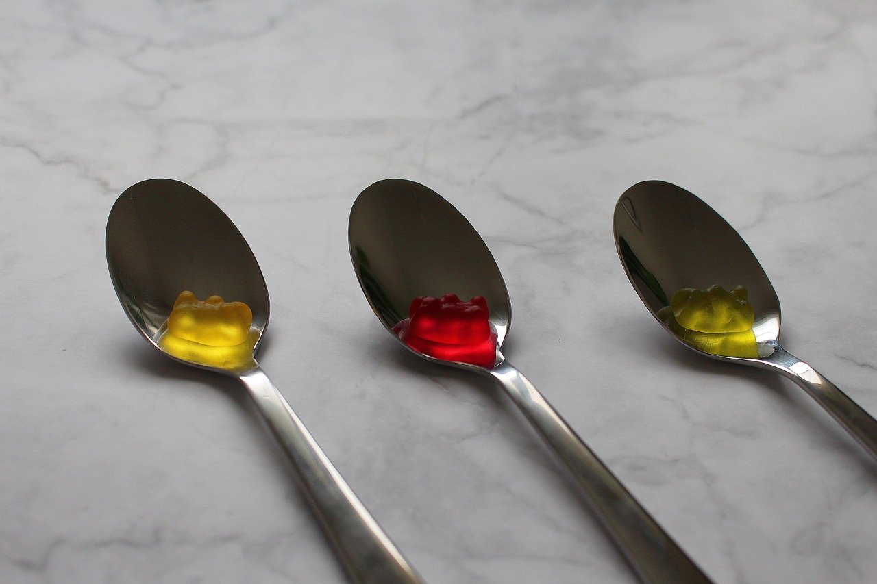 Essa solução é, então, dissolvida em pó, que pode ser adicionado a líquidos que contribuem para lhe dar a característica do alimento, conhecida pela população.