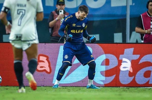 TIAGO VOLPI - Sem culpa no gol sofrido, foi discreto na maior parte da partida. No entanto, brilhou ao iniciar o lance do gol gremista com um lançamento preciso, mostrando visão de jogo e frieza. NOTA 6,0. Lucas Uebel/ Grêmio