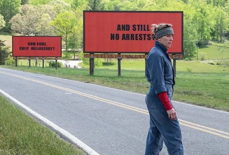 Três Anúncios para um Crime (2018)
Dirigido por Martin McDonagh, estrelado por Frances McDormand, Woody Harrelson e Sam Rockwell.
Uma mãe desafia as autoridades locais ao colocar anúncios questionando a inação na investigação do assassinato de sua filha. 