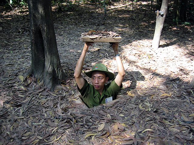 Os tÃºneis â??C? Chiâ?? foram usados como esconderijo em guerras no VietnÃ£. Eles comeÃ§aram a ser cavados na dÃ©cada de 1940 pelos comunistas durante a guerra de independÃªncia, jÃ¡ que eram colonizados pela FranÃ§a. Como o processo inicial foi feito Ã  mÃ£o, as distÃ¢ncias eram curtas 