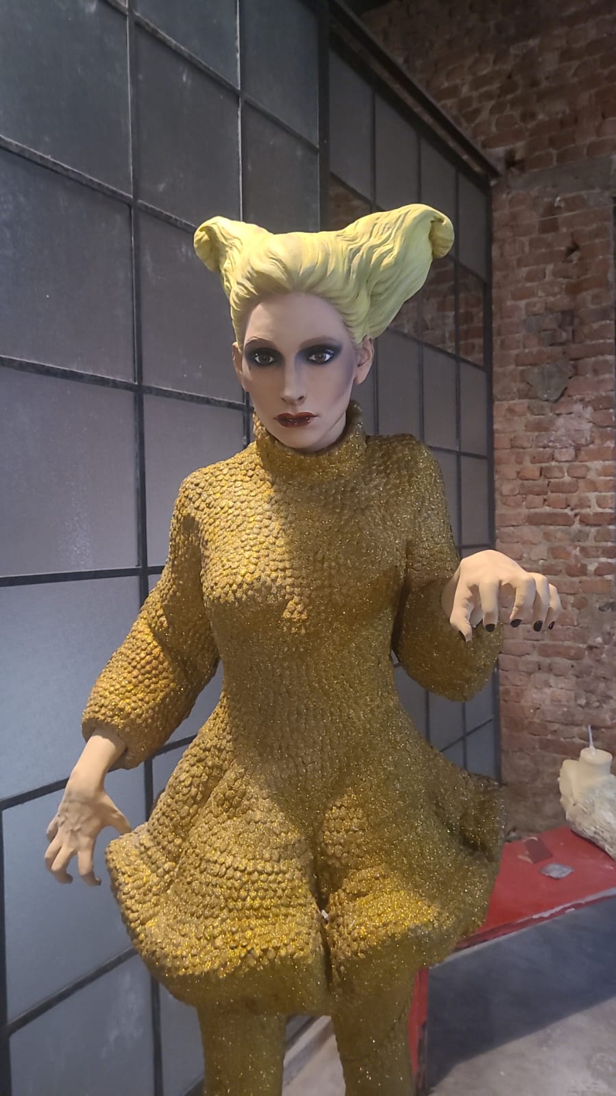 Por ocasião do megashow, um bar em Ipanema, famoso bairros da cidade, expôs uma escultura da cantora feita pelo artista plástico André Fampa. A escultura mostra Gaga com um dos seus figurinos mais icônicos: o que ela usou no videoclipe "Bad Romance", assinado pelo estilista Alexander McQueen. 


