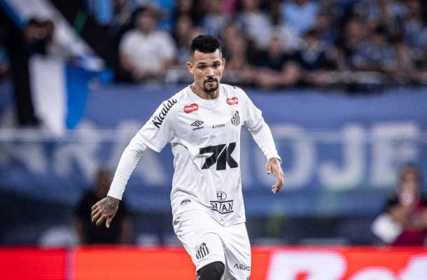 ZÉ IVALDO - Entrou após o intervalo e não foi bem em sua primeira ação importante: cometeu pênalti de mão, recolocando o Fortaleza no jogo. NOTA 5,0. Foto: Raul Baretta/ Santos FC.