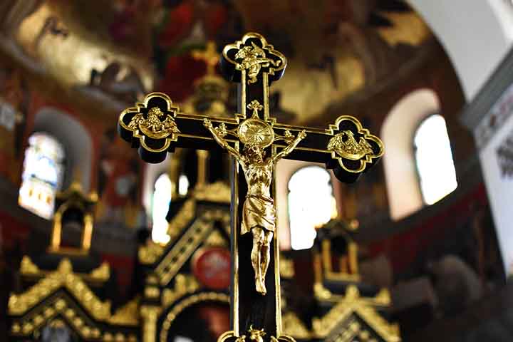 Muitas religiões e tradições adotaram a cruz como um de seus principais emblemas. Seu simbolismo varia conforme a cultura, podendo significar redenção, sofrimento, equilíbrio ou conexão entre o divino e o terreno.
