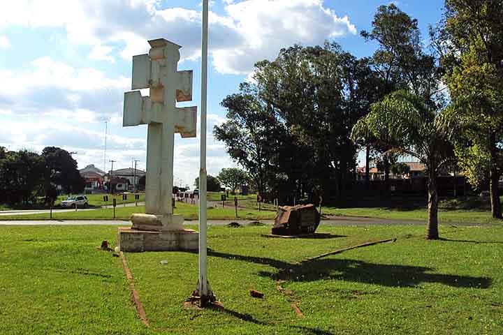 Cruz de Lorena – Possui duas barras horizontais e foi usada pelos ses na Guerra dos Cem Anos. Representa resistência e liberdade, sendo adotada pela Resistência sa na Segunda Guerra Mundial.
