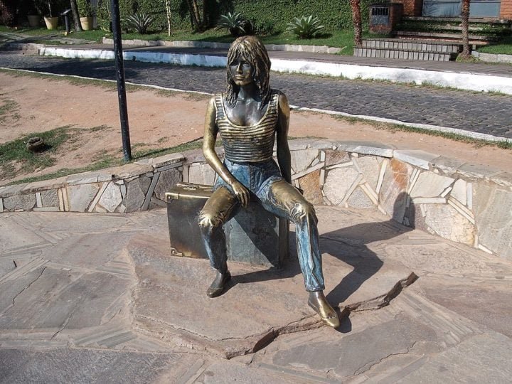 Uma estátua de Brigitte Bardot fica na Orla Bardot, que também tem esse nome em homenagem à francesa, em Búzios, na Região dos Lagos (RJ). A escultura em bronze foi instalada em 1999, para lembrar a visita da atriz à cidade, e se tornou um dos principais pontos turísticos. -flickr/Cesar Cardoso