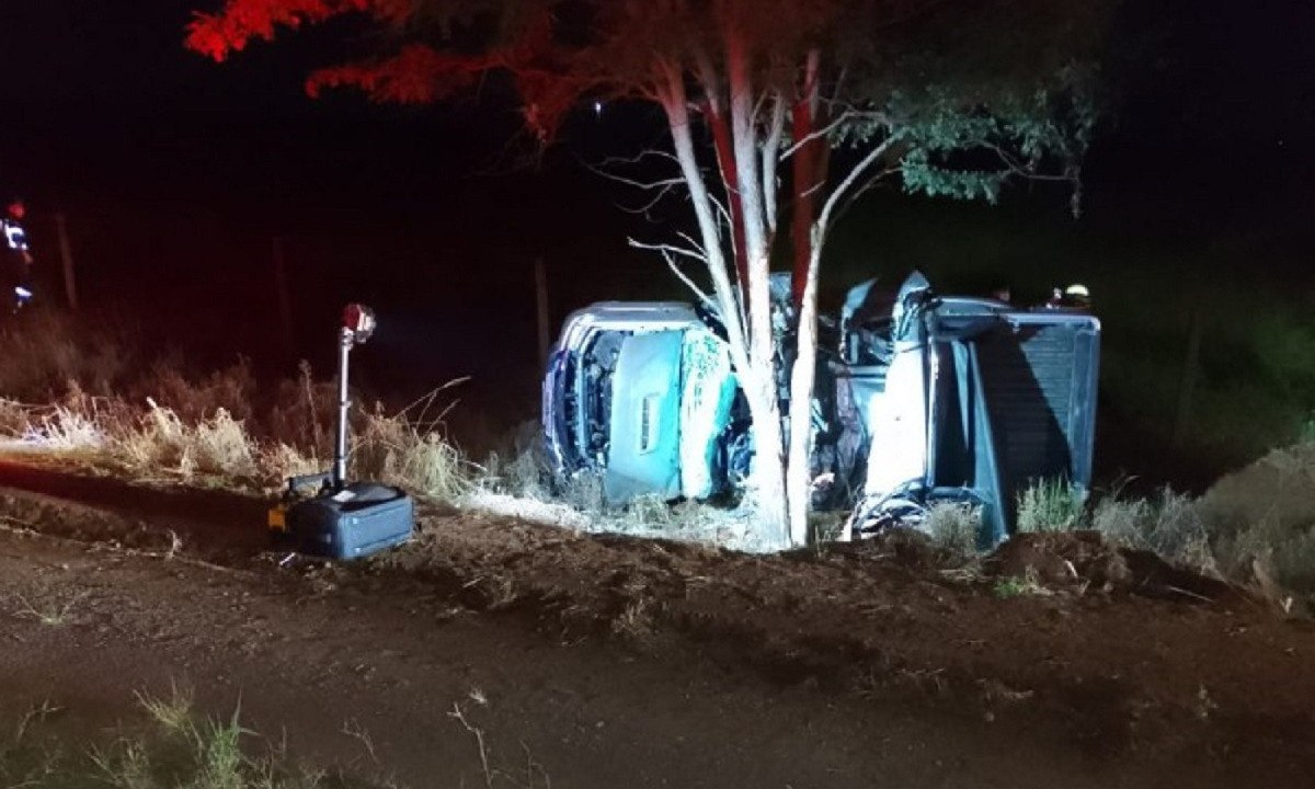 Ve&iacute;culo ficou destru&iacute;do ao capotar e bater em &aacute;rvore -  (crédito: CBMMG/Divulga&ccedil;&atilde;o)