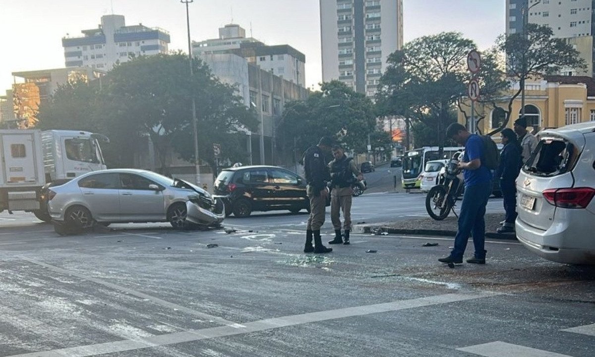 Acidente entre dois carros aconteceu no cruzamento das avenidas Brasil e Afonso Pena -  (crédito: Vinicius Prates/EM/DA Press)