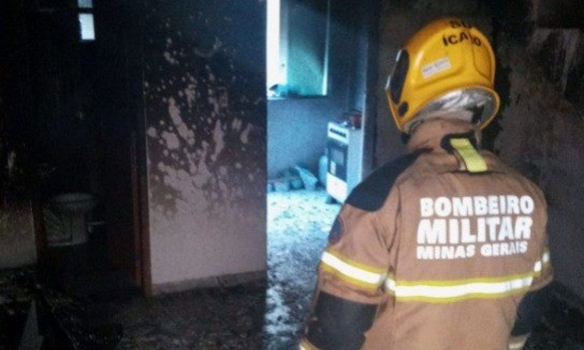 Corpo de Bombeiros foi acionado para incêndio em casa na manhã desta sexta-feira (13) em Ibirité -  (crédito: CBMMG)