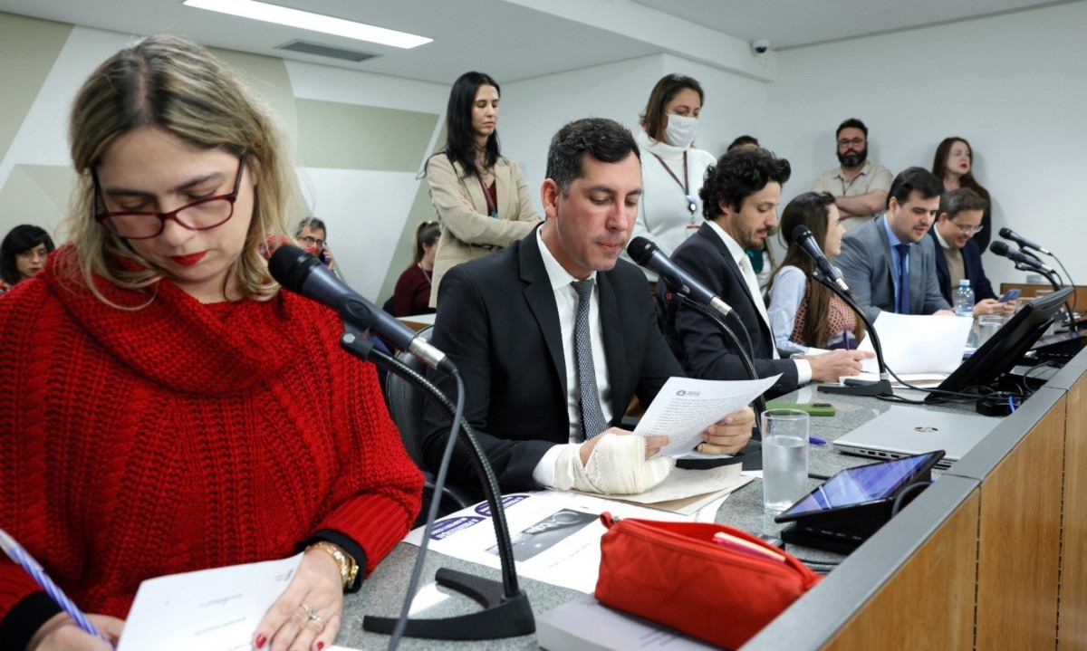 Bloco de oposição conseguiu obstruir a votação da PEC do Referendo por 1h30 e adiou a discussão para a próxima semana -  (crédito: Guilherme Dardanhan/ALMG)
