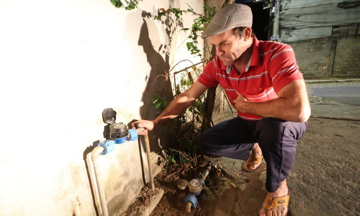 O motorista Nilton Roberto enfrenta aumento na conta de &aacute;gua que, segundo ele, &eacute; irregular. H&aacute; mais de um ano, os leituristas n&atilde;o tentam contato com os moradores da casa e n&atilde;o realizam a leitura do hidr&ocirc;metro -  (crédito: Marcos Vieira / EM/D.A Press)