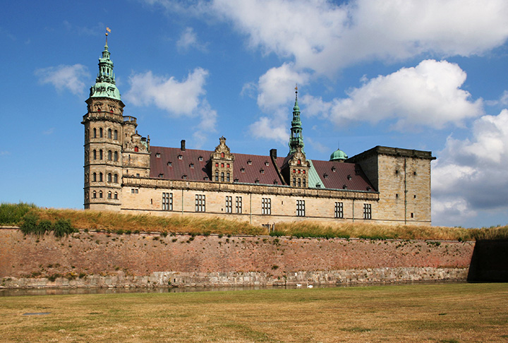 O Castelo de Kronborg é o mais famoso do país. Declarado Patrimônio Cultural da Humanidade pela Unesco, foi cenário de "Hamlet", de Shakespeare. Daí o apelido de "Castelo de Hamlet".