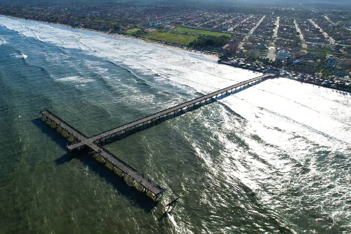 O local é propício para caminhadas e atividades ao ar livre. A foz do rio Mongaguá deságua na praia, criando um cenário pitoresco e atraindo pescadores locais.