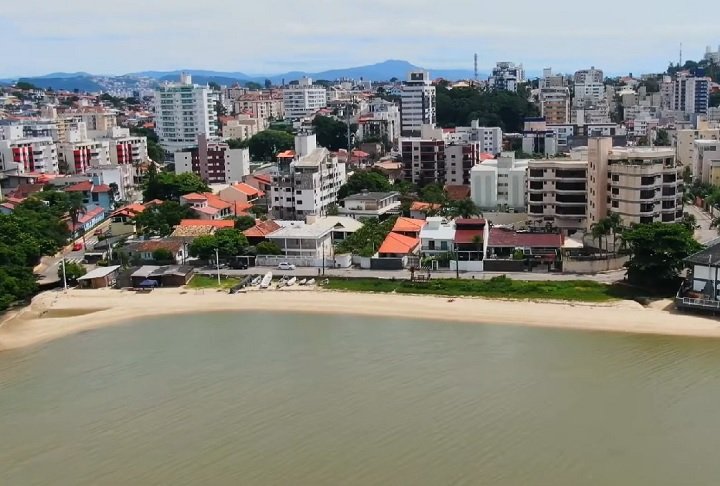 Em 2023, a praia passou por um processo de revitalização, que incluiu a instalação de decks com guarda-corpo metálico, bancos de madeira, lixeiras e faixas elevadas para pedestres, melhorando a acessibilidade e o conforto dos visitantes. 