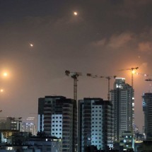 Irã retalia, e novos bombardeios atingem Israel