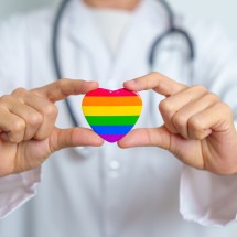  LGBT pride month or LGBTQ+ or LGBTQIA+ and health concept. Doctor with rainbow and colorful heart shape with for Lesbian, Gay, Bisexual, Transgender, Queer and Pansexual community
     -  (crédito:  Getty Images)