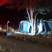 MG: homem morre ao capotar carro e bater em árvore - CBMMG/Divulga&ccedil;&atilde;o