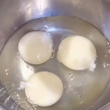 Ovos com gema branca causam surpresa e têm explicação curiosa - Reprodução de vídeo redes sociais 