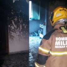 Corpo de Bombeiros foi acionado para incêndio em casa na manhã desta sexta-feira (13) em Ibirité -  (crédito: CBMMG)