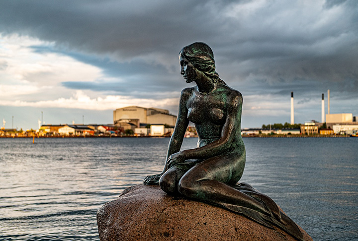 Uma das atrações mais famosas da Dinamarca é a escultura da Pequena Sereia, em Copenhague. Medindo apenas 1,25 metro e pesando 180 kg, a estátua é um símbolo do país