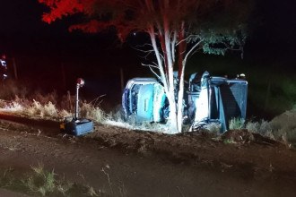 MG: homem morre ao capotar carro e bater em árvore