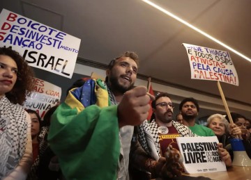 O ativista brasileiro Thiago Ávila desembarcou na manhã desta sexta-feira (13/6) no Aeroporto Internacional de Guarulhos, em São Paulo -  (crédito: Paulo Pinto/Agência Brasil)